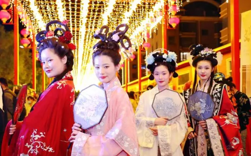 夜幕下的奇幻之旅：文化夜游点亮创意经济新火花